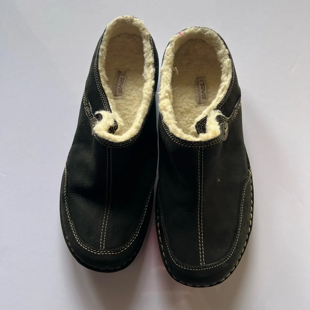 Teva sleek black